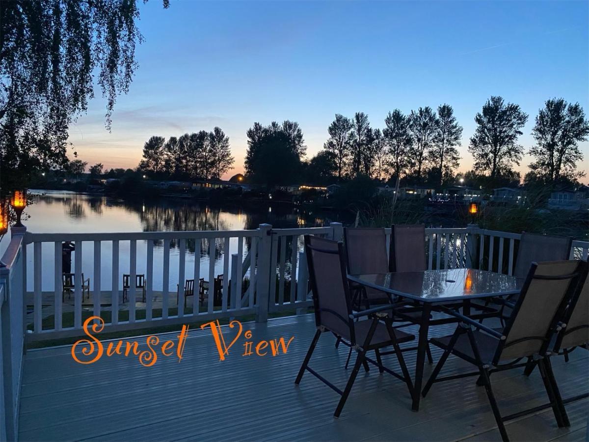 Tattershall Lakes Sunset View Caravan Lakeside, Hot Tub, Garden, Private Fishing Peg & Wifi Exterior foto